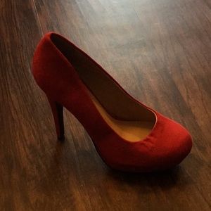Red D size 6 heels